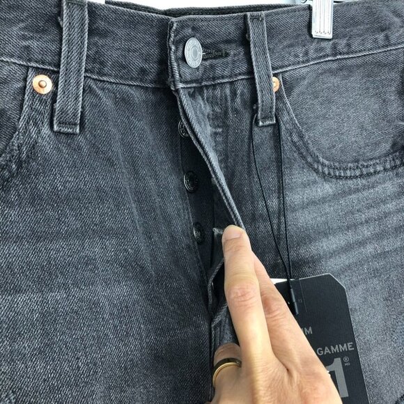 NWT Aritzia Levi's Grey wash 501 Original Short  Mid-rise denim shorts size 27 - Picture 7 of 16